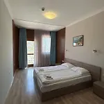 Izvora Front 公寓式酒店 4*