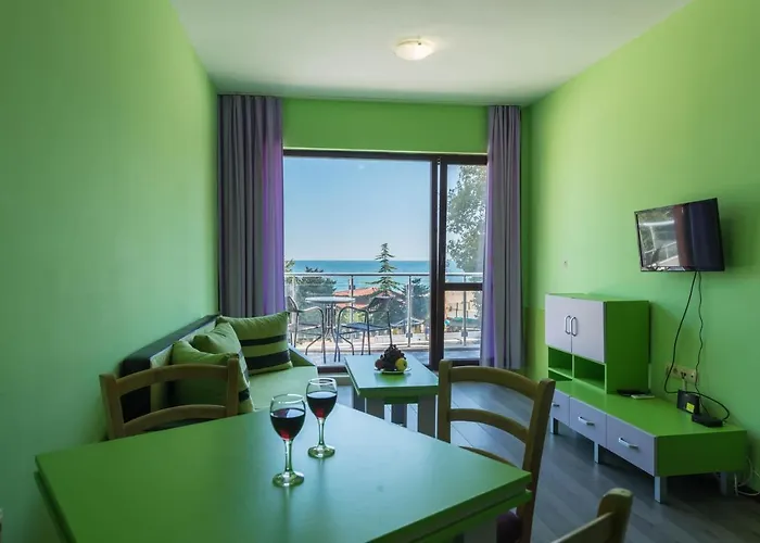 Izvora Front Aparthotel 3*