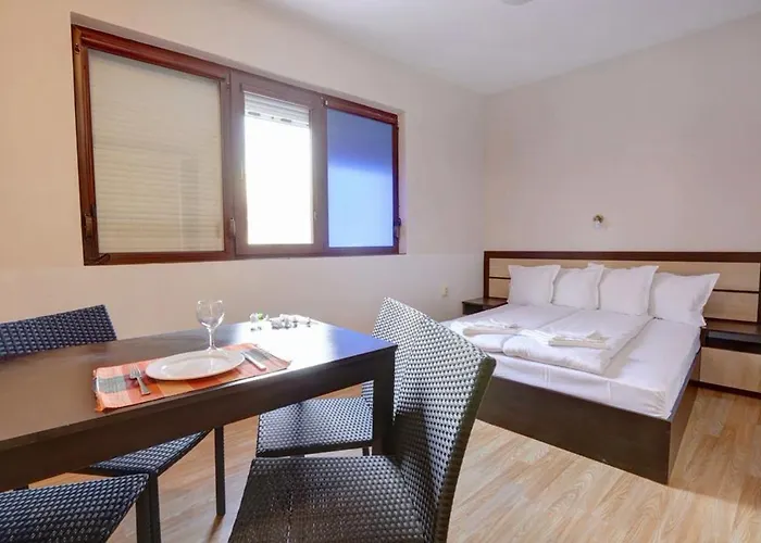 Aparthotel Izvora Front 3*