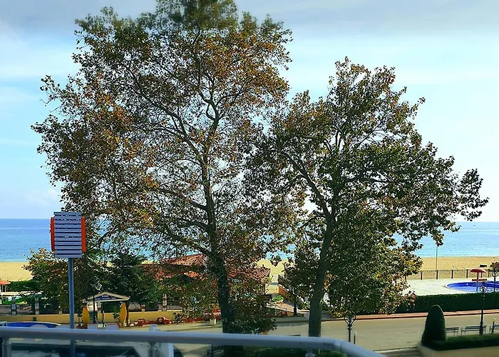 Izvora Front Aparthotel 3*