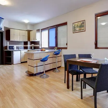 Aparthotel 1-st Line Izvora Sea View On